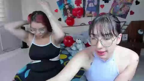 Snapshot of saraandmarilyn chatting on February 15, 1:38 pm Alahia and Marilyn online show from February 15, 1:38 pm