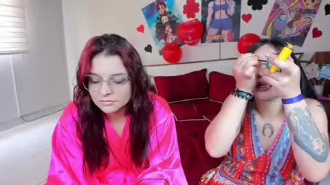 Snapshot of saraandmarilyn chatting on February 20, 2:13 pm Alahia and Marilyn online show from February 20, 2:13 pm
