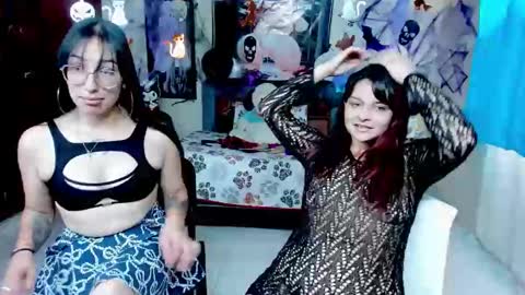 Snapshot of saraandmarilyn chatting on October 21, 1:59 pm Alahia and Marilyn online show from October 21, 1:59 pm
