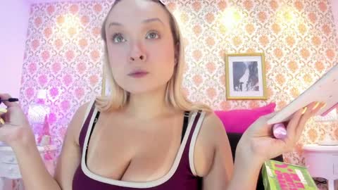 SaraAvila  online show from April 15, 9:59 pm