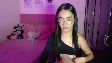 Snapshot of sarah_stone15 chatting on February 17, 11:22 pm Sarah online show from February 17, 11:22 pm