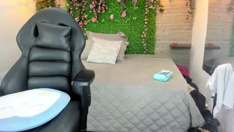 Sarah Deyvis online show from January 7, 5:40 pm