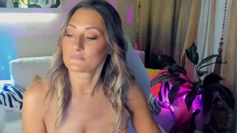 Divine Sarah NONUDE model online show from May 29, 4:27 pm