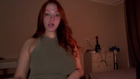 Snapshot of sarahsweetie_ chatting on December 3, 3:28 pm Sarah online show from December 3, 3:28 pm