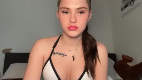 SarahxOliver online show from December 4, 7:46 pm