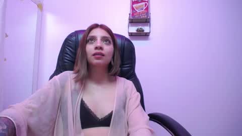 Snapshot of sarai_petite_ chatting on March 8, 2:45 am SARAI online show from March 8, 2:45 am