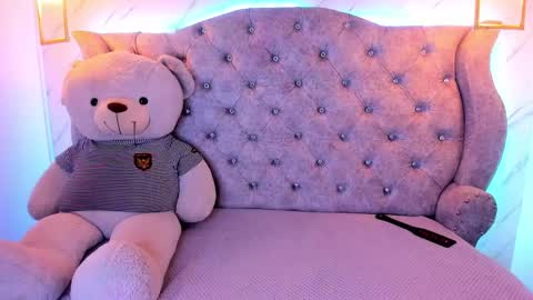 Snapshot of sarasaenz__ chatting on February 12, 2:43 pm online show from February 12, 2:43 pm