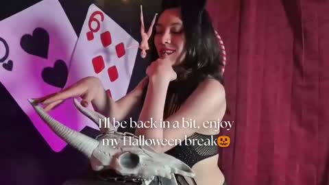 Snapshot of sarasaenz__ chatting on October 13, 11:45 am online show from October 13, 11:45 am