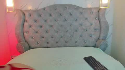 Snapshot of sarasaenz__ chatting on October 18, 12:20 pm online show from October 18, 12:20 pm