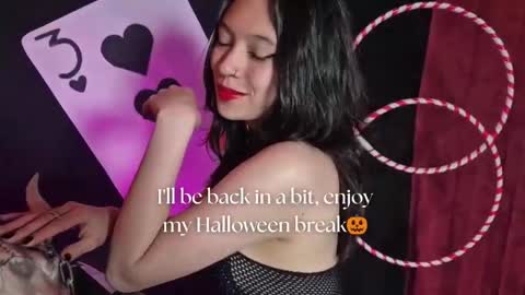 Snapshot of sarasaenz__ chatting on October 21, 11:48 am online show from October 21, 11:48 am