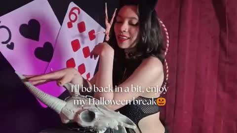 Snapshot of sarasaenz__ chatting on October 14, 11:57 am online show from October 14, 11:57 am
