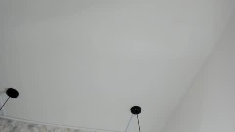 Snapshot of sarasaenz__ chatting on March 4, 11:40 am online show from March 4, 11:40 am