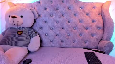 Snapshot of sarasaenz__ chatting on February 12, 5:48 pm online show from February 12, 5:48 pm