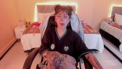 saskia_vellour online show from April 18, 2:24 am