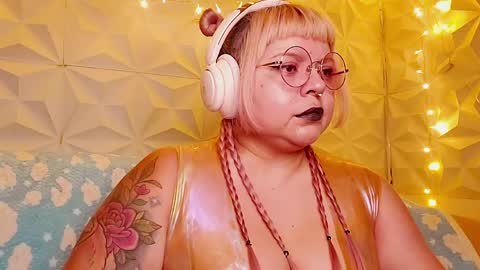 Gina George online show from May 13, 2:43 am