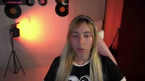 I AM JENN  online show from April 19, 4:13 am