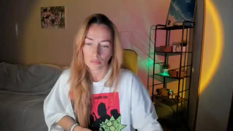 Snapshot of save_the_qween chatting on October 10, 12:44 pm save the qween online show from October 10, 12:44 pm