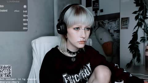 Snapshot of say_mary chatting on October 18, 6:56 pm pronoun she. name Mary. age 21. online show from October 18, 6:56 pm