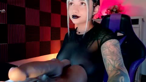 Snapshot of scarlet_gold chatting on October 6, 3:46 am scarlet_gold online show from October 6, 3:46 am