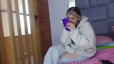 Snapshot of scarlett_johhns chatting on October 17, 7:29 pm scarlett_johhns online show from October 17, 7:29 pm