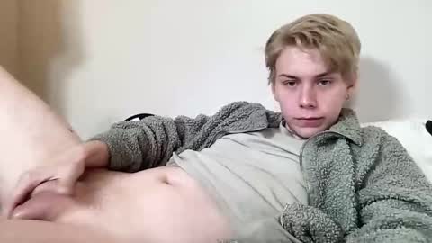 Snapshot of scottish_twink01 chatting on September 15, 12:01 am danny online show from September 15, 12:01 am