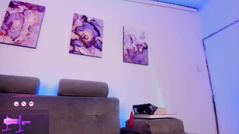     .  INDEPENDENT MODEL online show from February 7, 6:44 pm