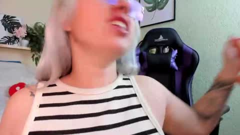 Yeyis  online show from December 3, 4:53 am