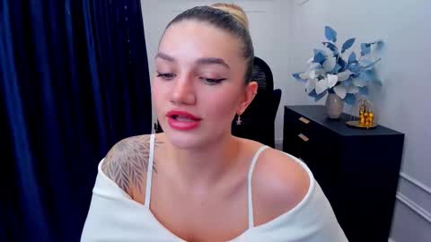 selenaemoore online show from November 18, 7:39 pm