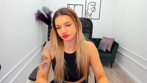 selenaemoore online show from October 3, 4:10 am