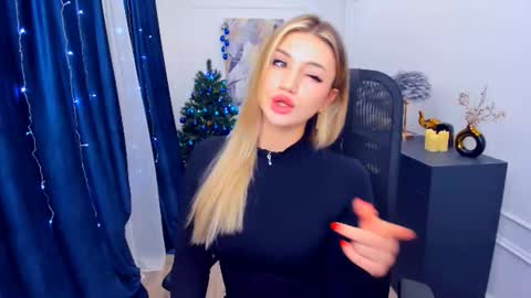 selenaemoore online show from December 14, 7:31 pm