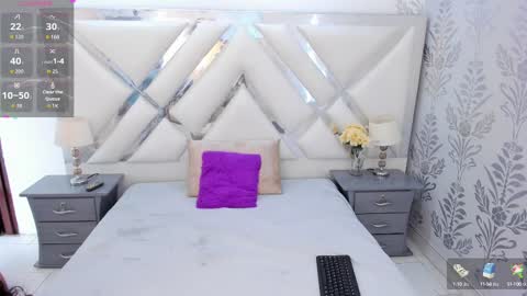 Snapshot of selenareyess chatting on September 23, 7:31 pm Selena reyess online show from September 23, 7:31 pm