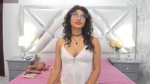 Snapshot of selenareyess chatting on September 15, 8:54 pm Selena reyess online show from September 15, 8:54 pm