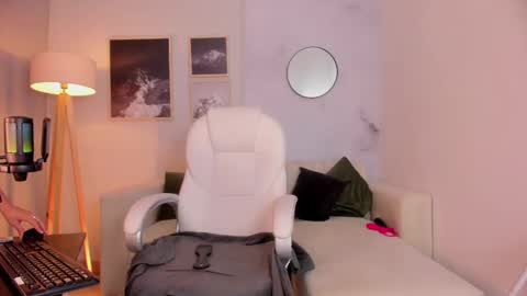 Snapshot of selene_e chatting on September 11, 10:00 pm Karol. online show from September 11, 10:00 pm