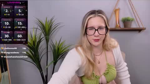 Snapshot of selina_thick chatting on October 16, 3:17 am Selina Mae online show from October 16, 3:17 am