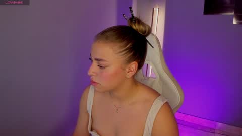 Snapshot of selyn_ chatting on December 2, 1:08 pm Selyn online show from December 2, 1:08 pm