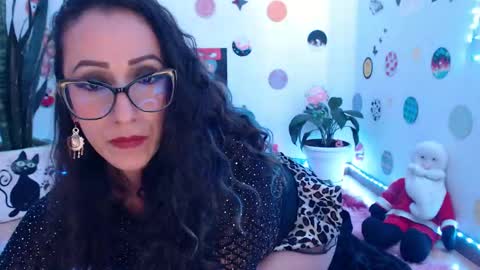 Snapshot of seuctive_woman57 chatting on December 18, 3:44 pm samy online show from December 18, 3:44 pm