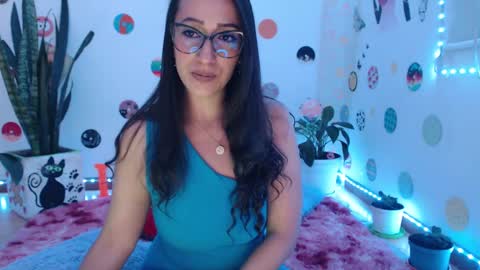 Snapshot of seuctive_woman57 chatting on December 3, 4:20 am samy online show from December 3, 4:20 am