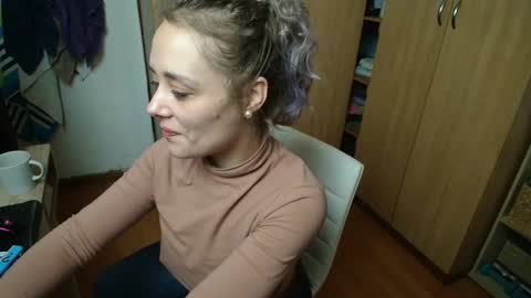 Snapshot of sexxxycrystali chatting on October 9, 9:04 am sexxxycrystali online show from October 9, 9:04 am