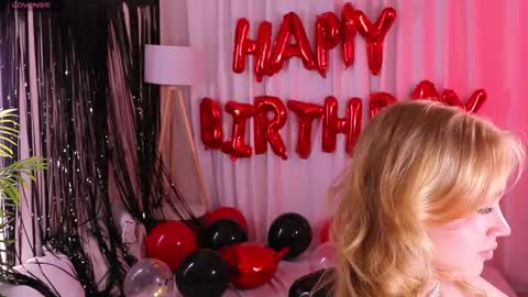 Snapshot of sexy_blonde_doll chatting on October 13, 12:45 am Lina online show from October 13, 12:45 am