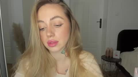 Snapshot of sexy_coralie chatting on February 6, 6:35 pm C o r a l i e online show from February 6, 6:35 pm