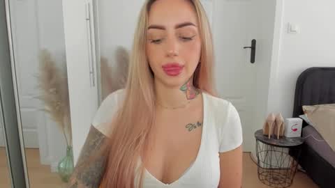 Snapshot of sexy_coralie chatting on September 13, 7:44 am C o r a l i e online show from September 13, 7:44 am