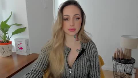 Snapshot of sexy_coralie chatting on January 25, 10:51 am C o r a l i e online show from January 25, 10:51 am