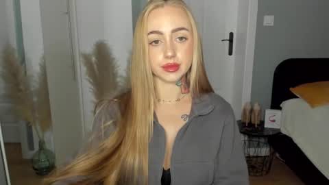 C o r a l i e online show from April 13, 1:37 pm