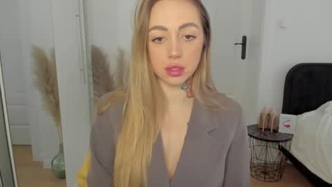 Snapshot of sexy_coralie chatting on February 4, 2:21 pm C o r a l i e online show from February 4, 2:21 pm