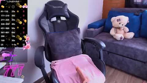 laura  online show from March 20, 5:40 pm