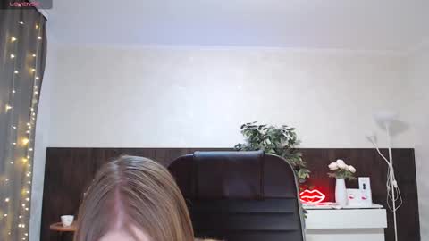 Snapshot of sexy_red_foxx chatting on March 7, 1:20 am Annie - Your Dream Girl online show from March 7, 1:20 am