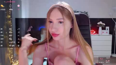 Snapshot of sexy_red_foxx chatting on March 6, 7:47 am Annie - Your Dream Girl online show from March 6, 7:47 am