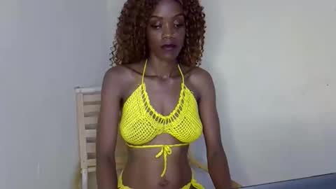 SexyHollyMontana1111 online show from March 27, 10:44 pm