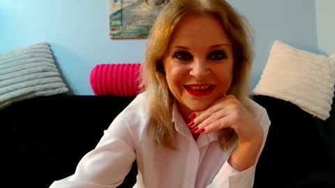 Snapshot of sexyjennyeu chatting on October 12, 8:43 pm Jenny online show from October 12, 8:43 pm