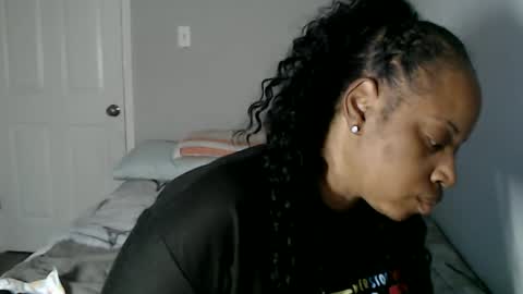 Snapshot of sexymona1218 chatting on October 27, 1:33 pm SexyMona online show from October 27, 1:33 pm